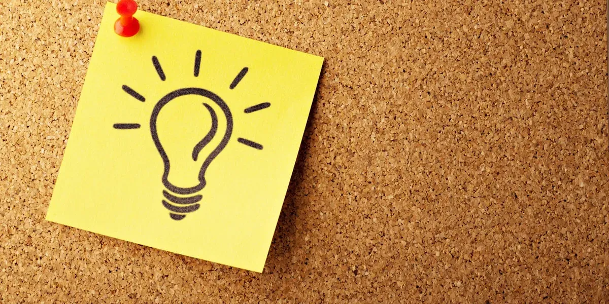 Smartphone auf hellem Hintergrund, Hand hält Gerät