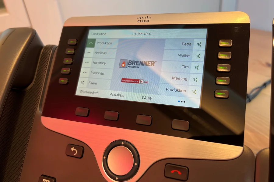 CISCO 8841 Display mit Firmenlogo und Placetel-Nebenstellenübersicht